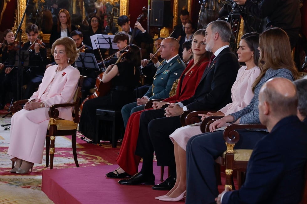 MADRID, 21/11/2025.- La reina Sofía, la princesa leonor, el rey Felipe, la reina Letizia y la infanta Sofía, durante el acto de conmemoración del 50 aniversario de restauración de la monarquía, este viernes en el palacio Real en Madrid. La reina Sofía, el expresidente del Gobierno Felipe González y los padres de la Constitución Miquel Roca y Miguel Herrero reciben este viernes de manos del rey Felipe VI el Toisón de Oro, la más alta distinción que concede la Casa Real española y cuya historia se remonta a casi 600 años. EFE/JJ Guillén