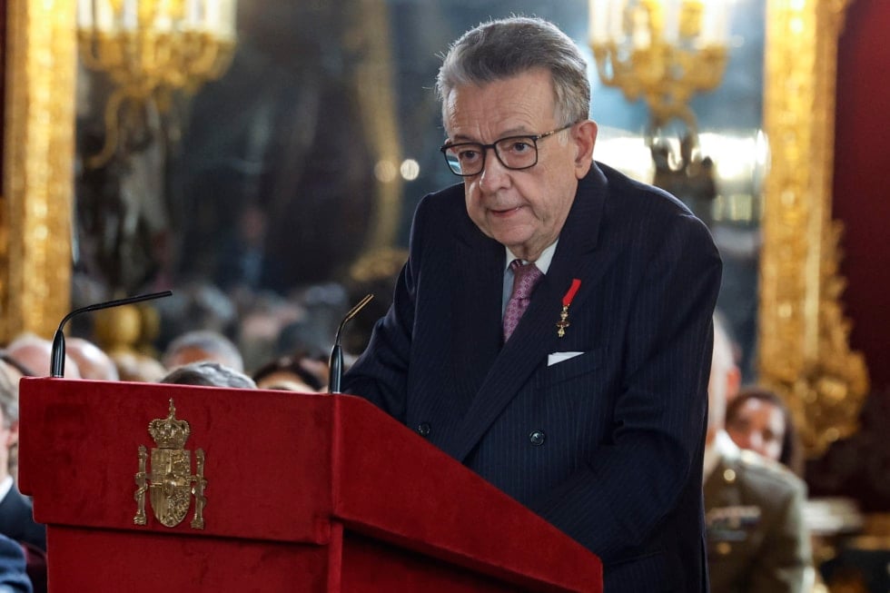 MADRID, 21/11/2025.- El padre de la Constitución Miguel Herrero, durante su discurso tras recibir el Toisón de Oro, en el acto de conmemoración del 50 aniversario de restauración de la monarquía, este viernes en el palacio Real en Madrid. La reina Sofía, el expresidente del Gobierno Felipe González y los padres de la Constitución Miquel Roca y Miguel Herrero reciben este viernes de manos del rey Felipe VI el Toisón de Oro, la más alta distinción que concede la Casa Real española y cuya historia se remonta a casi 600 años. EFE/JJ Guillén