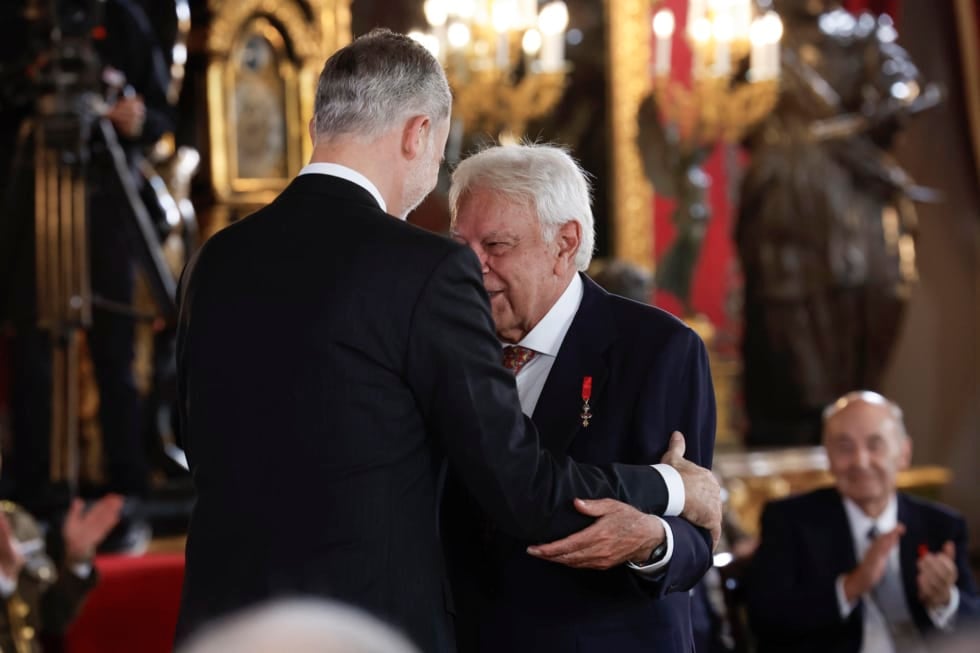 MADRID, 21/11/2025.- El expresidente del Gobierno Felipe González (d) recibe el Toisón de Oro de manos del rey Felipe VI, en el acto de conmemoración del 50 aniversario de restauración de la monarquía, este viernes en el palacio Real en Madrid. El Toisón de Oro es la más alta distinción que concede la Casa Real española y su historia se remonta a casi 600 años. MADRID, 21/11/2025.- El expresidente del Gobierno Felipe González (d) recibe el Toisón de Oro de manos del rey Felipe VI, en el acto de conmemoración del 50 aniversario de restauración de la monarquía, este viernes en el palacio Real en Madrid. El Toisón de Oro es la más alta distinción que concede la Casa Real española y su historia se remonta a casi 600 años. EFE/JJ Guillén