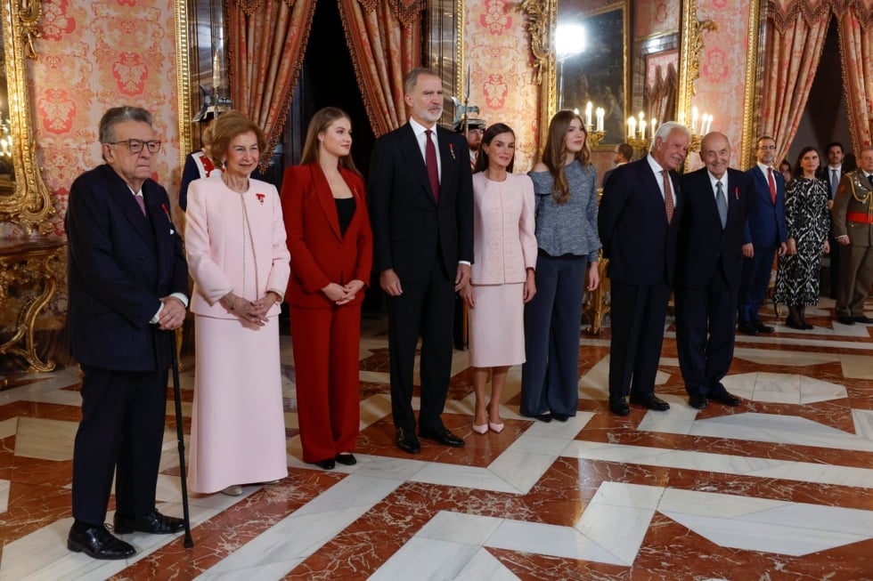 MADRID, 21/11/2025.- El padre de la Constitución Miguel Herrero de Miñón, la reina Sofía, la princesa leonor, el rey Felipe, la reina Letizia, la infanta Sofía, el ex presidente del gobierno Felipe González, y el padre de la Constitución Miquel Roca, durante el acto de conmemoración del 50 aniversario de restauración de la monarquía, este viernes en el palacio Real en Madrid. La reina Sofía, el expresidente del Gobierno Felipe González y los padres de la Constitución Miquel Roca y Miguel Herrero reciben este viernes de manos del rey Felipe VI el Toisón de Oro, la más alta distinción que concede la Casa Real española y cuya historia se remonta a casi 600 años. EFE/JJ Guillén POOL