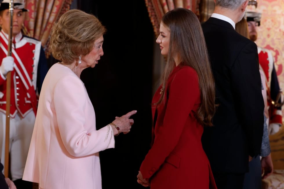 MADRID, 21/11/2025.- La reina emérita, Sofía (i), conversa con la princesa Leonor durante el acto central de conmemoración del 50 aniversario de restauración de la monarquía, este viernes en el palacio Real en Madrid. La reina Sofía, el expresidente del Gobierno Felipe González y los padres de la Constitución Miquel Roca y Miguel Herrero han recibido este viernes de manos del rey Felipe VI el Toisón de Oro, la más alta distinción que concede la Casa Real española y cuya historia se remonta a casi 600 años. EFE/JJ Guillén