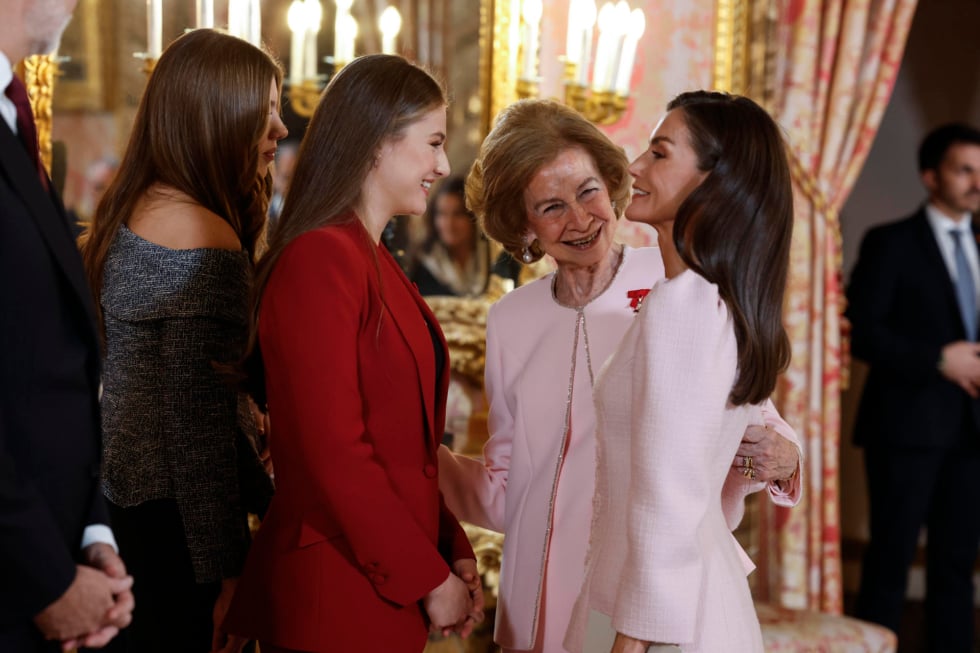 MADRID, 21/11/2025.- La reina emérita, Sofía (2d), la reina Letizia (d), la princesa Leonor (2i) y la infanta Sofía (i) conversan durante el acto central de conmemoración del 50 aniversario de restauración de la monarquía, este viernes en el palacio Real en Madrid. La reina Sofía, el expresidente del Gobierno Felipe González y los padres de la Constitución Miquel Roca y Miguel Herrero han recibido este viernes de manos del rey Felipe VI el Toisón de Oro, la más alta distinción que concede la Casa Real española y cuya historia se remonta a casi 600 años. EFE/JJ Guillén