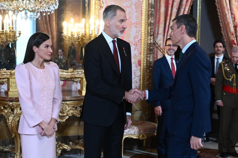 MADRID, 21/11/2025.- El rey Felipe y la reina Letizia, saludan al presidente del gobierno Pedro Sánchez, durante el acto de conmemoración del 50 aniversario de restauración de la monarquía, este viernes en el palacio Real en Madrid. La reina Sofía, el expresidente del Gobierno Felipe González y los padres de la Constitución Miquel Roca y Miguel Herrero reciben este viernes de manos del rey Felipe VI el Toisón de Oro, la más alta distinción que concede la Casa Real española y cuya historia se remonta a casi 600 años. EFE/ Fernando Villar