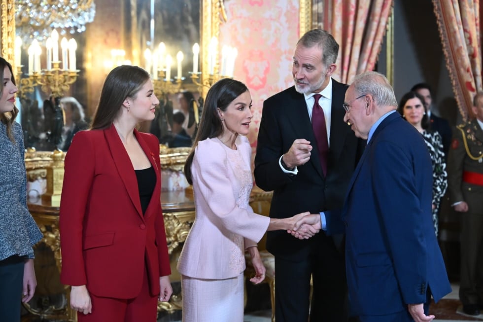 MADRID, 21/11/2025.- El rey Felipe VI (2d), la reina Letizia (c), la princesa de Asturias, Leonor (2i), y la princesa Sofía (i) saludan al exvicepresidente del Gobierno Alfonso Guerra durante el acto central de conmemoración del 50 aniversario de restauración de la monarquía, este viernes en el palacio Real en Madrid. La reina Sofía, el expresidente del Gobierno Felipe González y los padres de la Constitución Miquel Roca y Miguel Herrero han recibido este viernes de manos del rey Felipe VI el Toisón de Oro, la más alta distinción que concede la Casa Real española y cuya historia se remonta a casi 600 años. EFE/ Fernando Villar