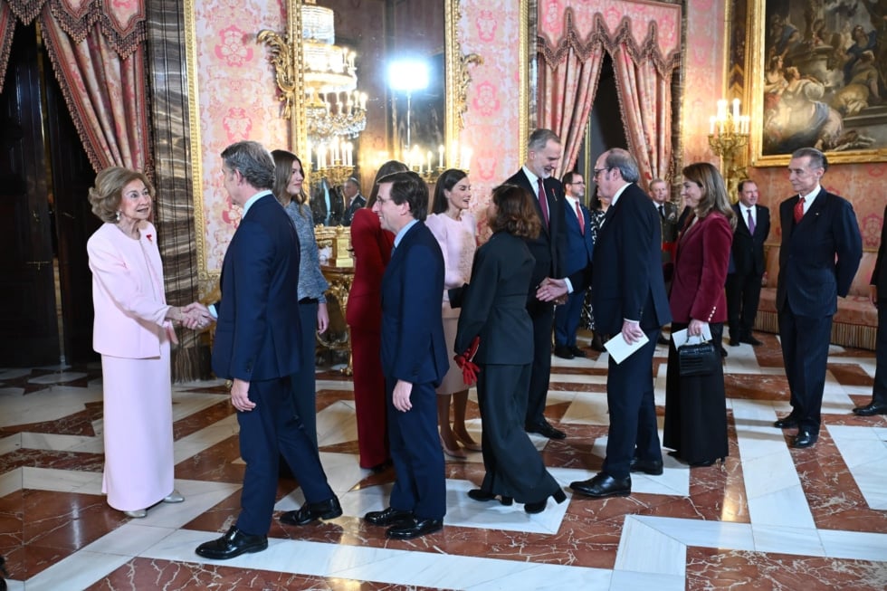 MADRID, 21/11/2025.- El rey Felipe VI (4d) y la familia real saludan a algunos invitados, entre ellos el alcalde de Madrid, José Luis Martínez-Almeida (3i), durante el acto central de conmemoración del 50 aniversario de restauración de la monarquía, este viernes en el palacio Real en Madrid. La reina Sofía, el expresidente del Gobierno Felipe González y los padres de la Constitución Miquel Roca y Miguel Herrero han recibido este viernes de manos del rey Felipe VI el Toisón de Oro, la más alta distinción que concede la Casa Real española y cuya historia se remonta a casi 600 años. EFE/ Fernando Villar