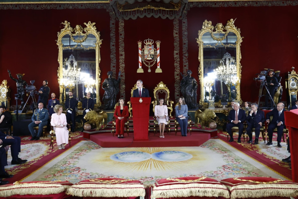 MADRID, 21/11/2025.- La reina Sofía, la princesa leonor, el rey Felipe, la reina Letizia, la infanta Sofía, el ex presidente del gobierno Felipe González, y los padres de la Constitución Miquel Roca y Miguel Herrero de Miñón, durante el acto de conmemoración del 50 aniversario de restauración de la monarquía, este viernes en el palacio Real en Madrid. La reina Sofía, el expresidente del Gobierno Felipe González y los padres de la Constitución Miquel Roca y Miguel Herrero reciben este viernes de manos del rey Felipe VI el Toisón de Oro, la más alta distinción que concede la Casa Real española y cuya historia se remonta a casi 600 años.EFE/ Francisco Gómez /Casa Real***SOLO USO EDITORIAL/SOLO DISPONIBLE PARA ILUSTRAR LA NOTICIA QUE ACOMPAÑA (CRÉDITO OBLIGATORIO)***