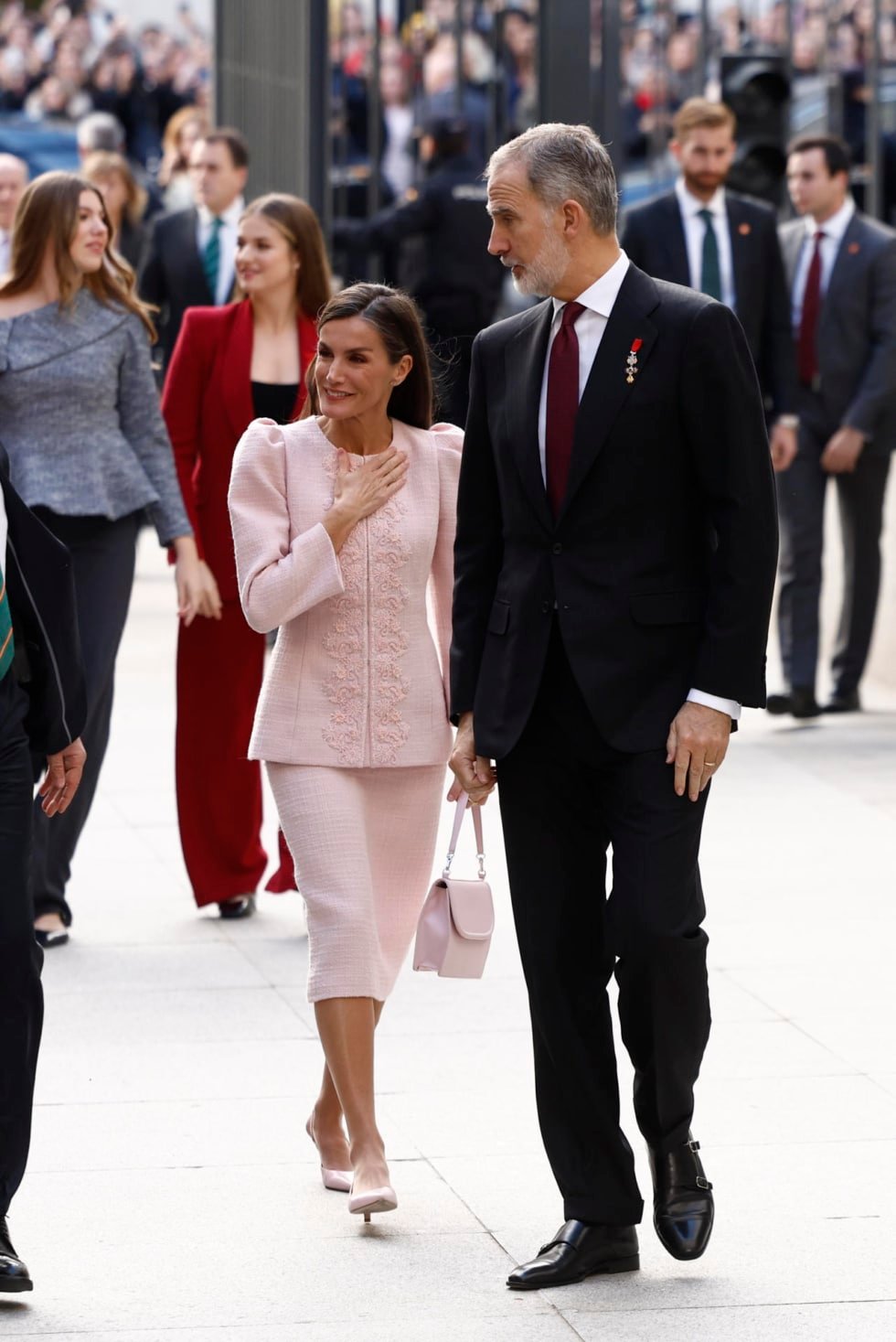 MADRID, 21/11/2025.-El rey Felipe, la reina Letizia, la princesa Leonor y la infanta Sofía, a su llegada al Congreso de los Diputados este viernes, que acoge un acto titulado '50 años después: la Corona en el tránsito a la democracia', con la presencia de los reyes y sus hijas.-EFE/ Daniel González
