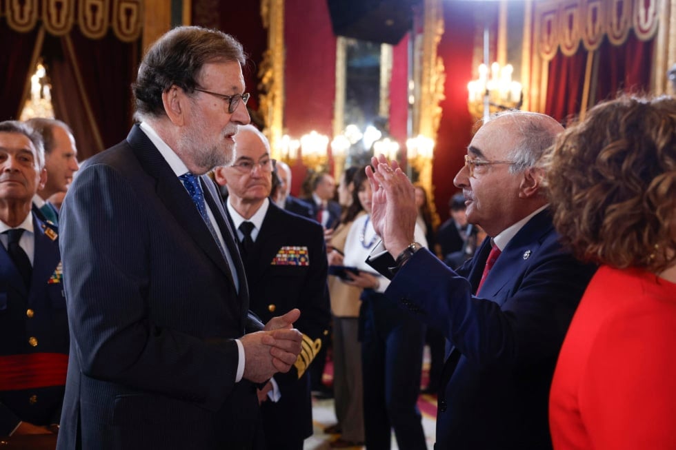 MADRID, 21/11/2025.- El ex presidente del gobierno Mariano Rajoy, durante el acto de conmemoración del 50 aniversario de restauración de la monarquía, este viernes en el palacio Real en Madrid. La reina Sofía, el expresidente del Gobierno Felipe González y los padres de la Constitución Miquel Roca y Miguel Herrero reciben este viernes de manos del rey Felipe VI el Toisón de Oro, la más alta distinción que concede la Casa Real española y cuya historia se remonta a casi 600 años. EFE/JJ Guillén