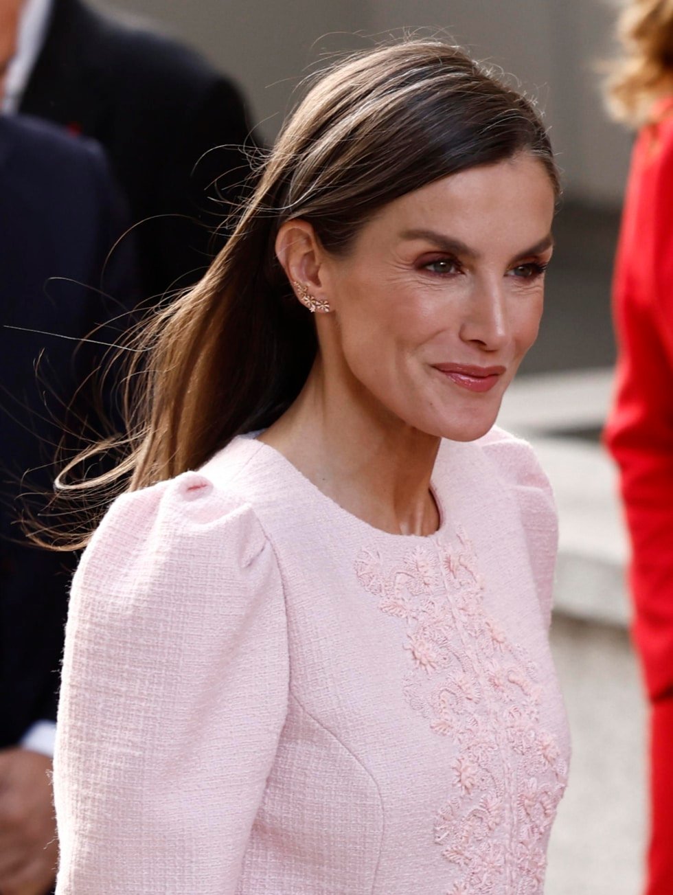 MADRID, 21/11/2025.-La reina Letizia, a su llegada al Congreso de los Diputados este viernes, que acoge un acto titulado '50 años después: la Corona en el tránsito a la democracia', con la presencia de los reyes y sus hijas.-EFE/ Daniel González