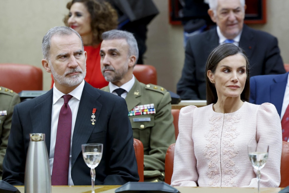 MADRID, 21/11/2025.- El rey Felipe VI y la reina Letizia durante el coloquio 50 años después: la Corona en el tránsito a la democracia, el segundo de los actos celebrados este viernes con motivo de la conmemoración del 50 aniversario de la Monarquía, en el Congreso de los Diputados en Madrid. EFE/ Mariscal / POOL