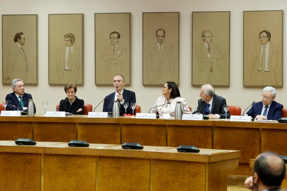 MADRID, 21/11/2025.- El periodista Iñaki Gabilondo (i-d), la filósofa Adela Cortina, el expresidente del Senado Juan José Laborda, la catedrática de Derecho Constitucional Rosario García Mahamut, el historiador Juan Pablo Fusi y el periodista Fernando Ónega participan en el coloquio 50 años después: la Corona en el tránsito a la democracia, el segundo de los actos celebrados este viernes con motivo de la conmemoración del 50 aniversario de la Monarquía, en el Congreso de los Diputados en Madrid. EFE/ Mariscal / POOL