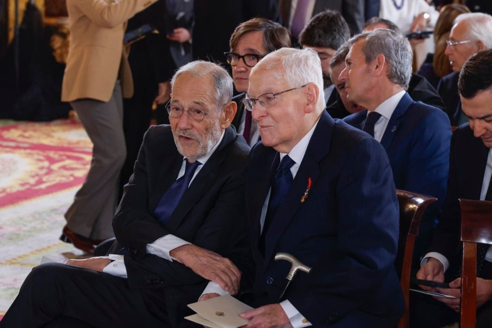 MADRID, 21/11/2025.-El ex Alto Representante de la UE Javier Solana, durante el acto de conmemoración del 50 aniversario de restauración de la monarquía, este viernes en el palacio Real en Madrid. La reina Sofía, el expresidente del Gobierno Felipe González y los padres de la Constitución Miquel Roca y Miguel Herrero reciben este viernes de manos del rey Felipe VI el Toisón de Oro, la más alta distinción que concede la Casa Real española y cuya historia se remonta a casi 600 años. EFE/JJ Guillén
