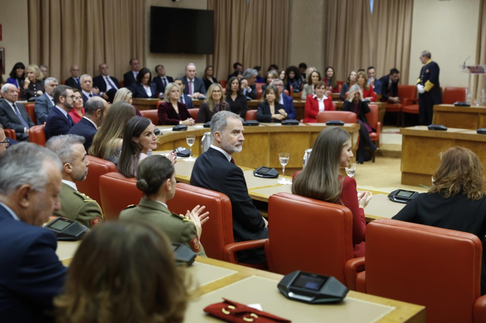 MADRID, 21/11/2025.- La princesa Leonor, el rey Felipe, la reina Letizia y la infanta Sofía durante el coloquio 50 años después: la Corona en el tránsito a la democracia, el segundo de los actos celebrados este viernes con motivo de la conmemoración del 50 aniversario de la Monarquía, en el Congreso de los Diputados en Madrid. EFE/ Mariscal