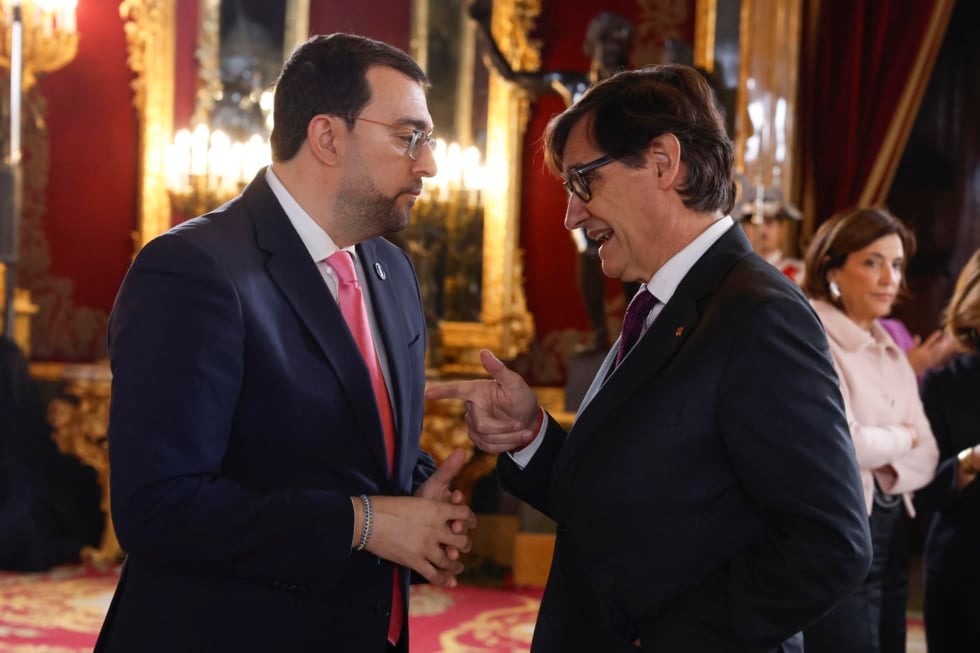 MADRID, 21/11/2025.- Los presidentes de la Generalitat de Catalunya Salvador Illa, y el presidente del Principado de Asturias Adrián Barbón, durante el acto de conmemoración del 50 aniversario de restauración de la monarquía, este viernes en el palacio Real en Madrid. La reina Sofía, el expresidente del Gobierno Felipe González y los padres de la Constitución Miquel Roca y Miguel Herrero reciben este viernes de manos del rey Felipe VI el Toisón de Oro, la más alta distinción que concede la Casa Real española y cuya historia se remonta a casi 600 años. EFE/JJ Guillén