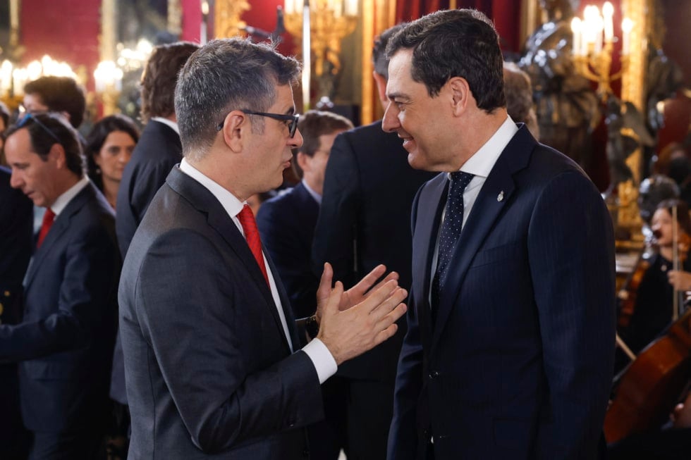 MADRID, 21/11/2025.- El presidente de la Junta de Andalucía Juanma Moreno, y el Ministro de Justicia Félix Bolaños, durante el acto de conmemoración del 50 aniversario de restauración de la monarquía, este viernes en el palacio Real en Madrid. La reina Sofía, el expresidente del Gobierno Felipe González y los padres de la Constitución Miquel Roca y Miguel Herrero reciben este viernes de manos del rey Felipe VI el Toisón de Oro, la más alta distinción que concede la Casa Real española y cuya historia se remonta a casi 600 años. EFE/JJ Guillén