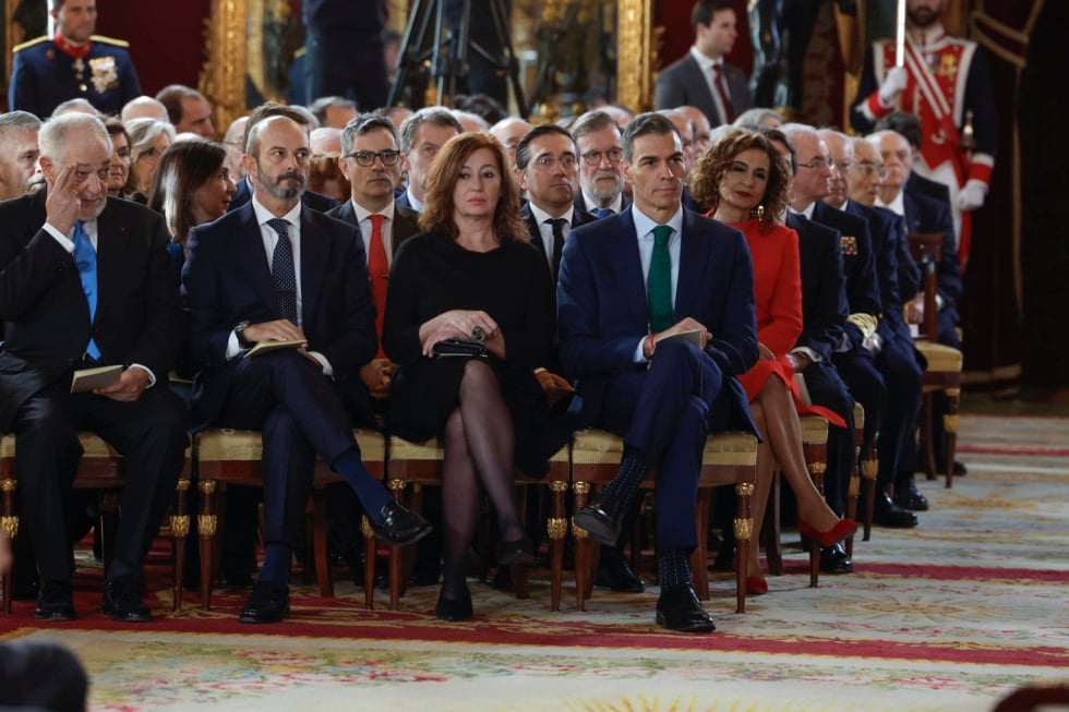 MADRID, 21/11/2025.- El presidente del Gobierno Pedro Sánchez, y los presidente de Congreso y Senado Francina Armengol y Pedro Rollán, durante el acto de conmemoración del 50 aniversario de restauración de la monarquía, este viernes en el palacio Real en Madrid. La reina Sofía, el expresidente del Gobierno Felipe González y los padres de la Constitución Miquel Roca y Miguel Herrero reciben este viernes de manos del rey Felipe VI el Toisón de Oro, la más alta distinción que concede la Casa Real española y cuya historia se remonta a casi 600 años. EFE/JJ Guillén