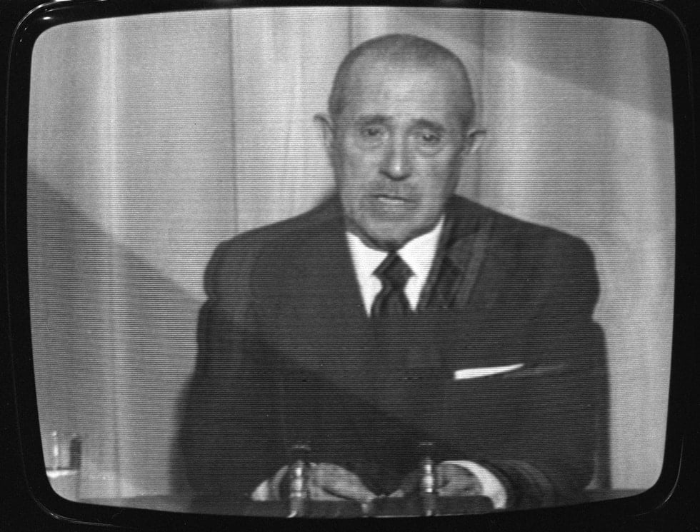 "Españoles: Franco ha muerto": el presidente del Gobierno, Carlos Arias Navarro, anuncia en Televisión Española la muerte del jefe del Estado el 20 de noviembre de 1975.