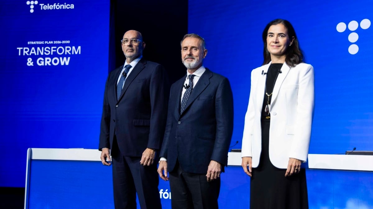 Emilio Gayo, CEO de Telefónica; Marc Murtra, presidente de la compañía y Laura Abasolo, directora financiera, durante la presentación del nuevo plan estratégico 'Transform & Grow'