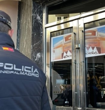 La Policía clausura el Teatro Barceló y el sector del ocio nocturno [...]