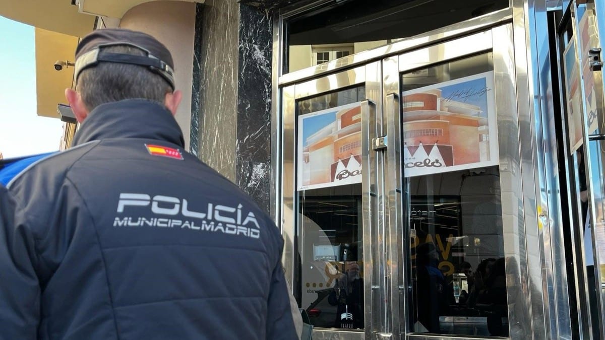 La Policía Municipal durante el precinto este jueves del Teatro Barceló.