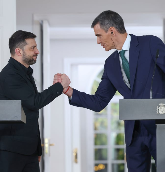 Sánchez anuncia a Zelenski un paquete de 615 millones de ayuda militar y otros 202 millones para la reconstrucción de Ucrania