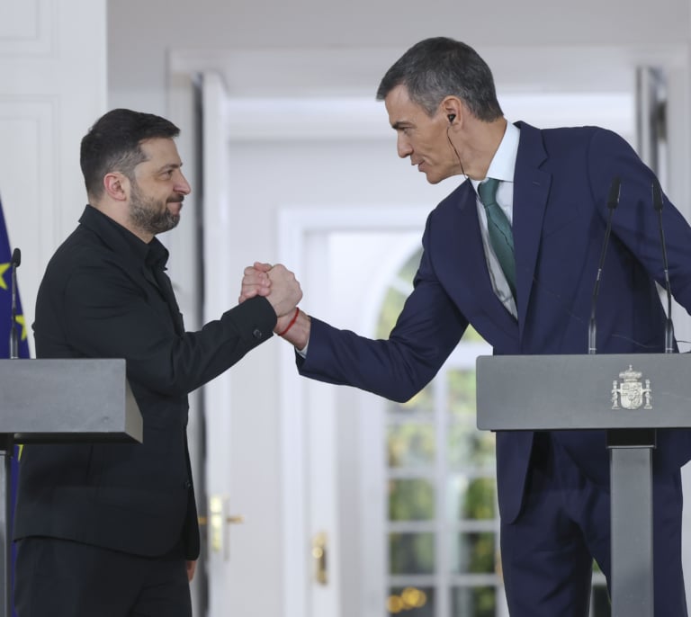Sánchez anuncia a Zelenski un paquete de 615 millones de ayuda militar a Ucrania y otros 202 millones para la reconstrucción del país