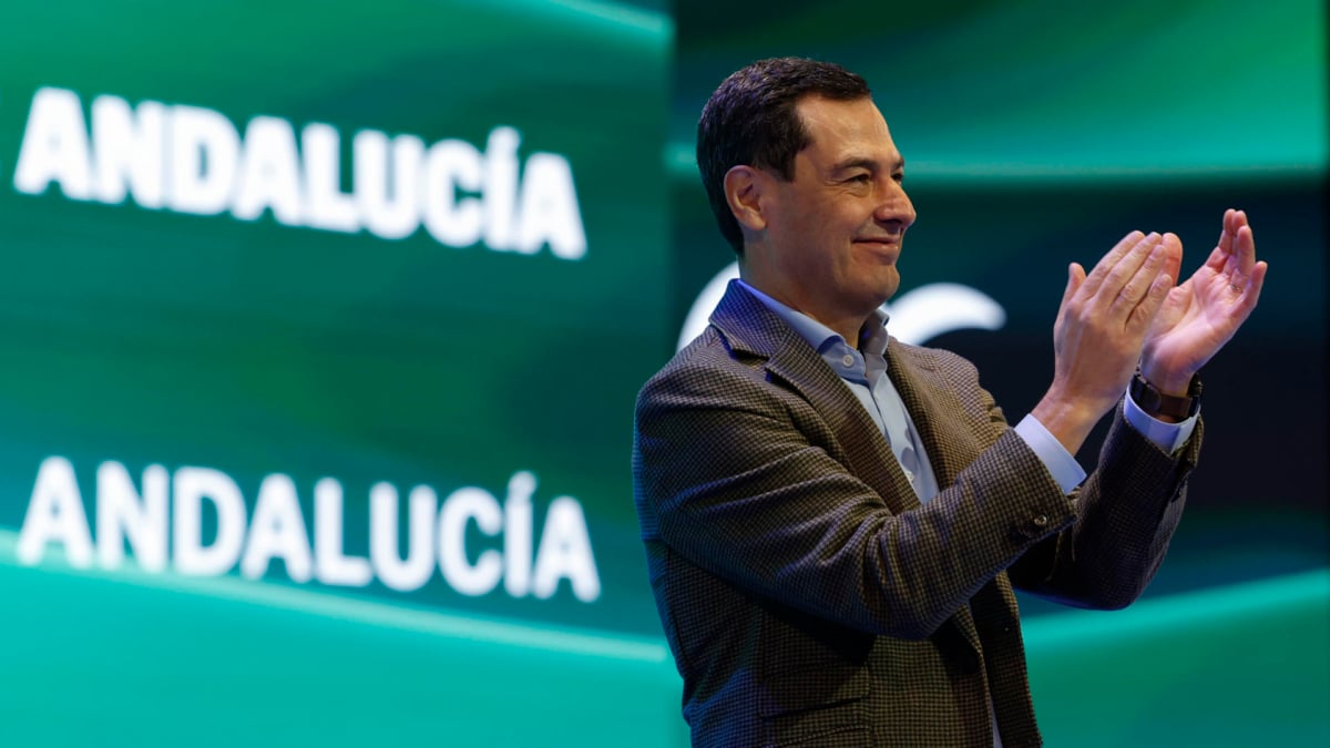 El presidente de la Junta y del Partido Popular en Andalucía, Juanma Moreno en la jornada de clausura al XVII Congreso del PP de Andalucía que se celebra este domingo en el Palacio de Congresos de Sevilla