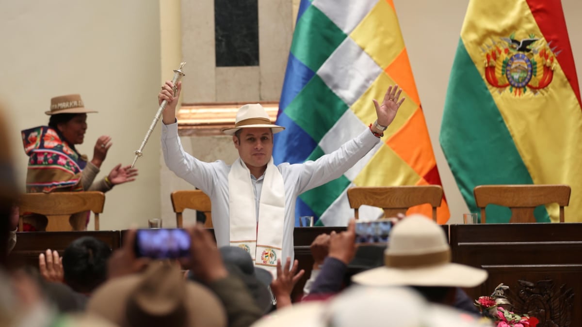 El vicepresidente de Bolivia, Edmand Lara, en un acto con las comunidades indígenas