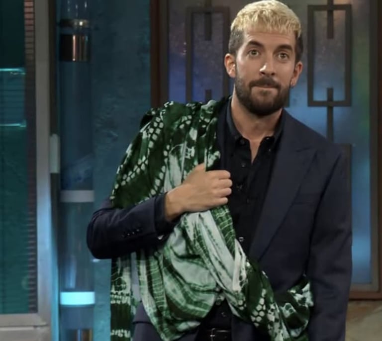 Broncano se viste con una melfa saharaui y La Revuelta sirve para llamar a manifestarse por el Sáhara en Madrid