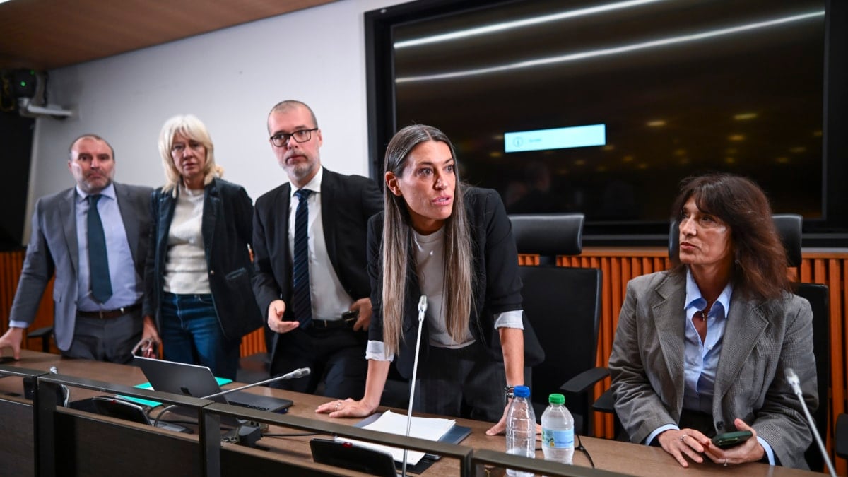 MADRID (ESPAÑA), 06/11/2025.- La portavoz en el Congreso de Junts per Catalunya, Míriam Nogueras (2) junto a los diputados de la formación Josep María Cruset Domènech (c-i) y Pilar Calvo (d) tras la rueda de prensa de este jueves de Junts en el Congreso para analizar el momento que atraviesa la legislatura. EFE/ Fernando Villar