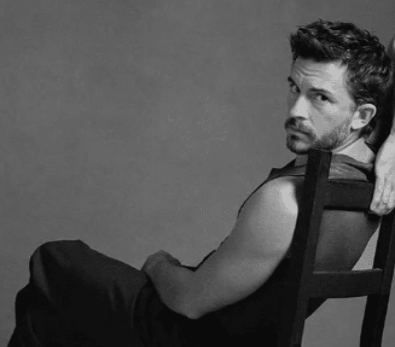 Jonathan Bailey se convierte en 'el hombre más sexy del año' 2025