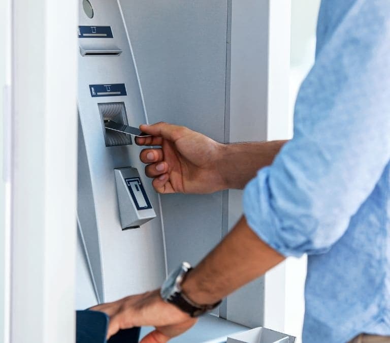 ¿Se puede sacar dinero de una cuenta común si fallece uno de los titulares?