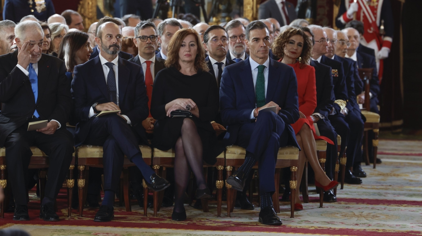 MADRID, 21/11/2025.- El presidente del Gobierno Pedro Sánchez, y los presidente de Congreso y Senado Francina Armengol y Pedro Rollán, durante el acto de conmemoración del 50 aniversario de restauración de la monarquía, este viernes en el palacio Real en Madrid. La reina Sofía, el expresidente del Gobierno Felipe González y los padres de la Constitución Miquel Roca y Miguel Herrero reciben este viernes de manos del rey Felipe VI el Toisón de Oro, la más alta distinción que concede la Casa Real española y cuya historia se remonta a casi 600 años. EFE/JJ Guillén