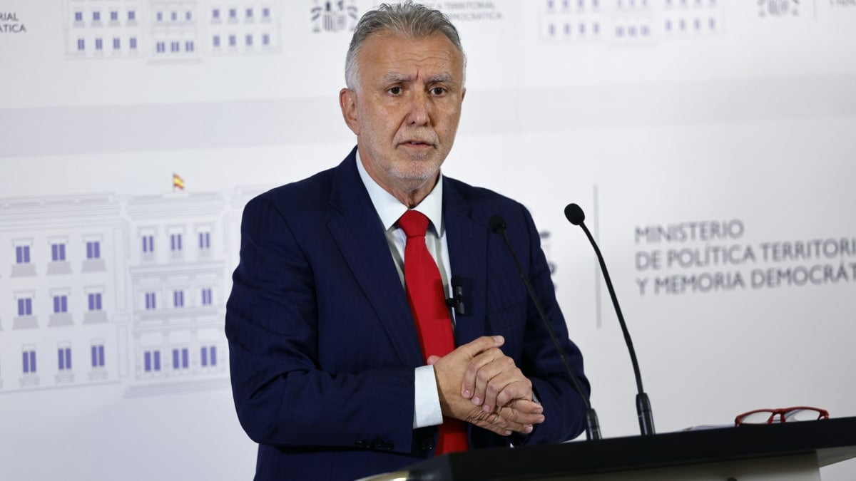 MADRID, 04/11/2025.- El ministro de Política Territorial y Memoria Democrática, Ángel Víctor Torres, comparece este martes en rueda de prensa desde la sede de su ministerio tras conocerse el informe de la Unidad Central Operativa (UCO) de la Guardia Civil acerca de la compra de mascarillas por parte del Gobierno de Canarias a la empresa de Víctor de Aldama. EFE/ Rodrigo Jiménez