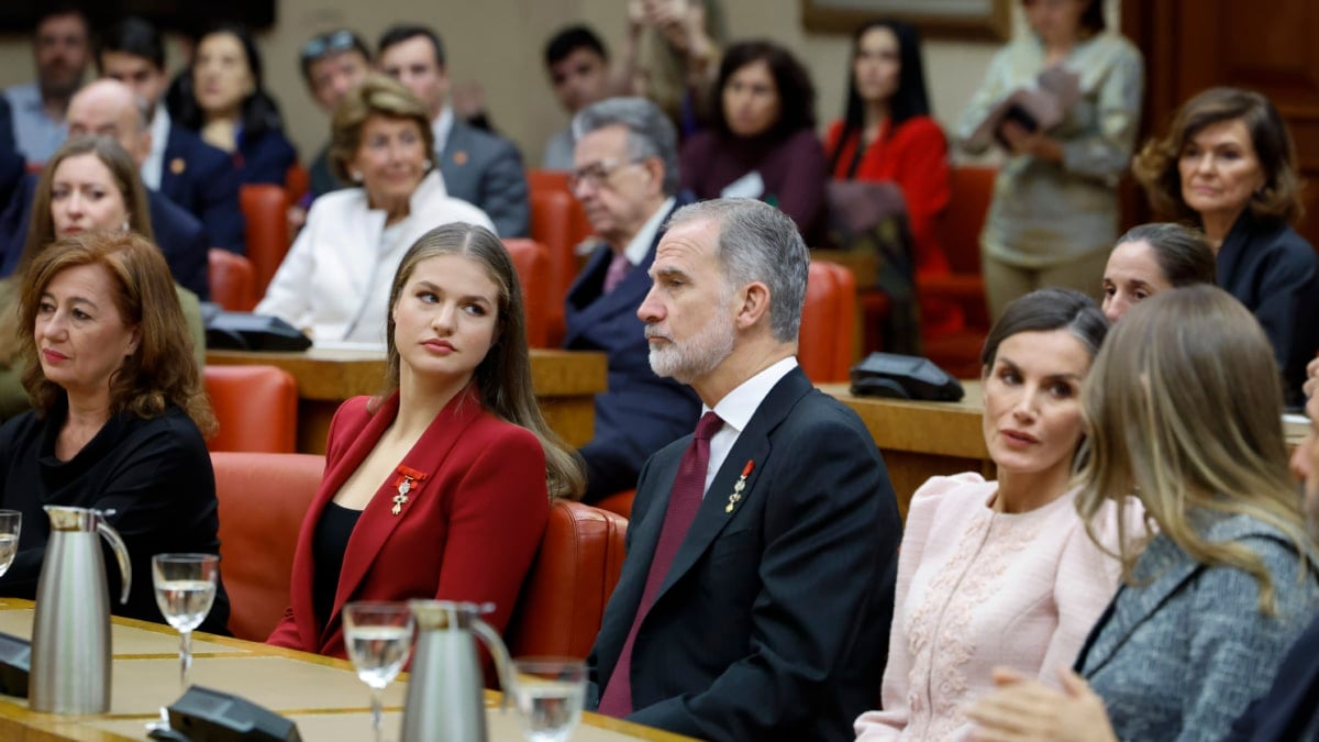 MADRID, 21/11/2025.- La presidenta del Congreso, Francina Armengol (i-d), la princesa Leonor, el rey Felipe VI, la reina Letizia y la infanta Sofía durante el coloquio 50 años después: la Corona en el tránsito a la democracia, el segundo de los actos celebrados este viernes con motivo de la conmemoración del 50 aniversario de la Monarquía, en el Congreso de los Diputados en Madrid. EFE/ Mariscal / POOL