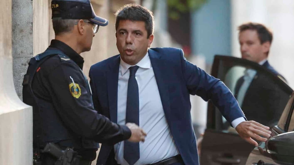 Carlos Mazón llega al Palacio de la Generalitat de Valencia.