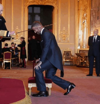David Beckham recibiendo el título de caballero en el Castillo de Windsor