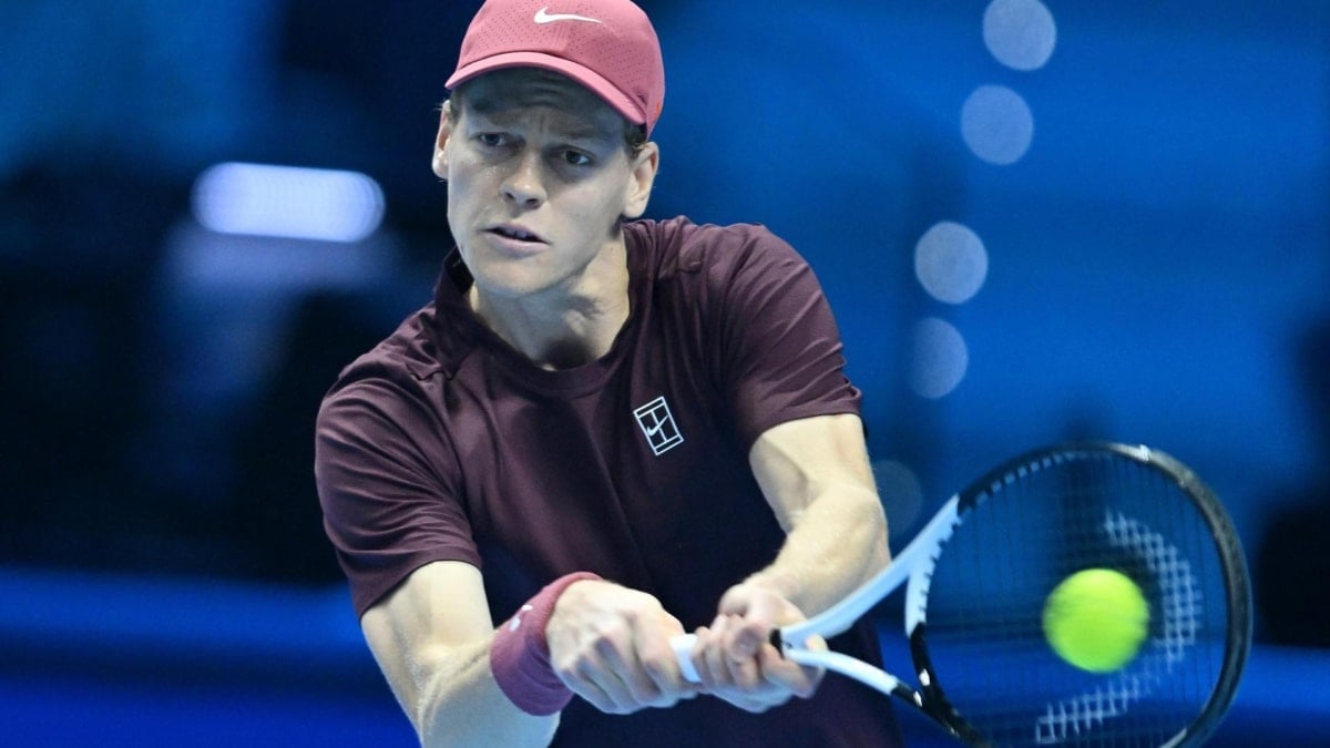 El italiano Jannik Sinner en acción durante la final masculina individual contra el español Carlos Alcaraz en las Finales ATP en Turín, Italia, el 16 de noviembre de 2025.
