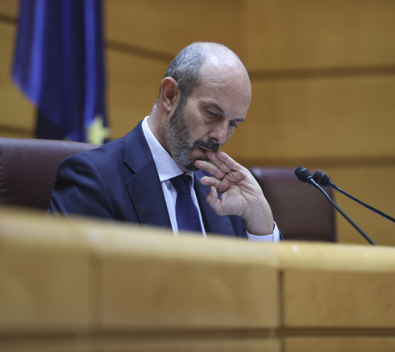 Un micro abierto traiciona a Rollán en el Senado: “Les importa tres pollas en vinagre”, quejándose del murmullo
