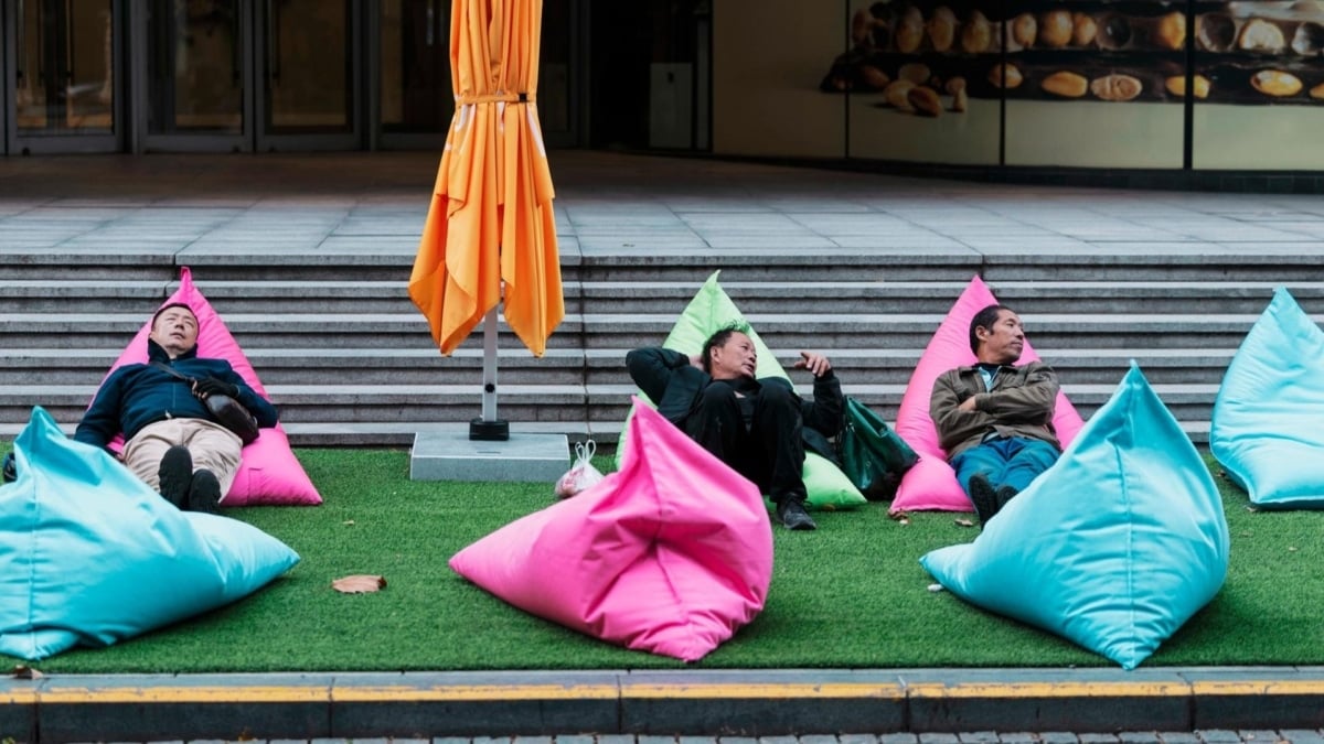 Mensajeros descansan en la puerta de un centro comercial de Shanghai este martes 11 de noviembre, día del soltero.