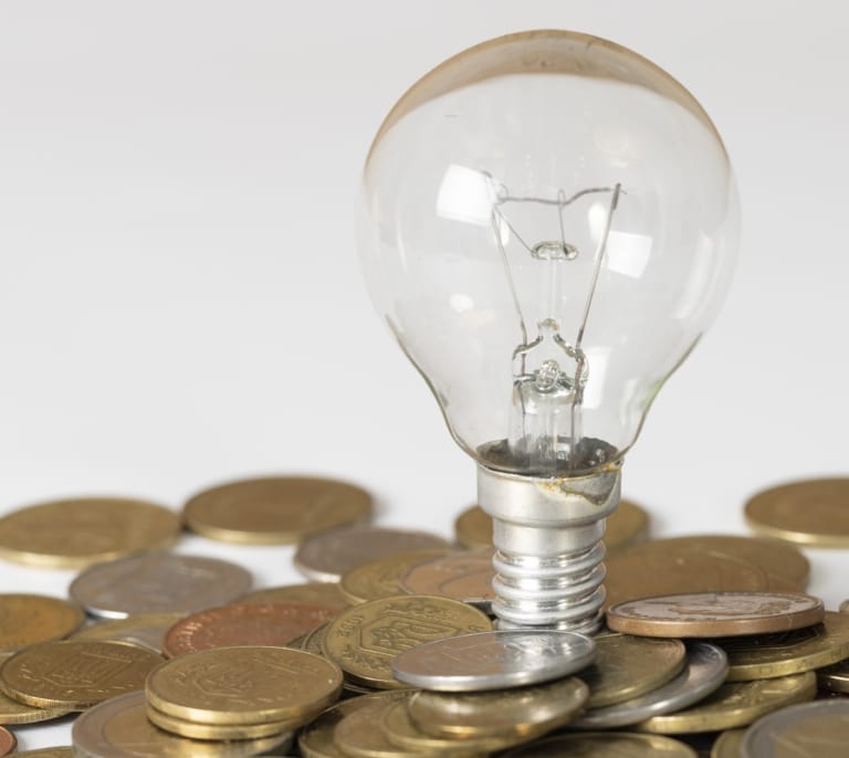 Precio de la luz hoy, 21 de noviembre de 2025: ¿qué pueden hacer los consumidores para ahorrar?