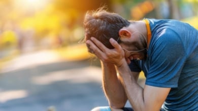 El peor hábito de las personas que acelera el envejecimiento y daña la salud