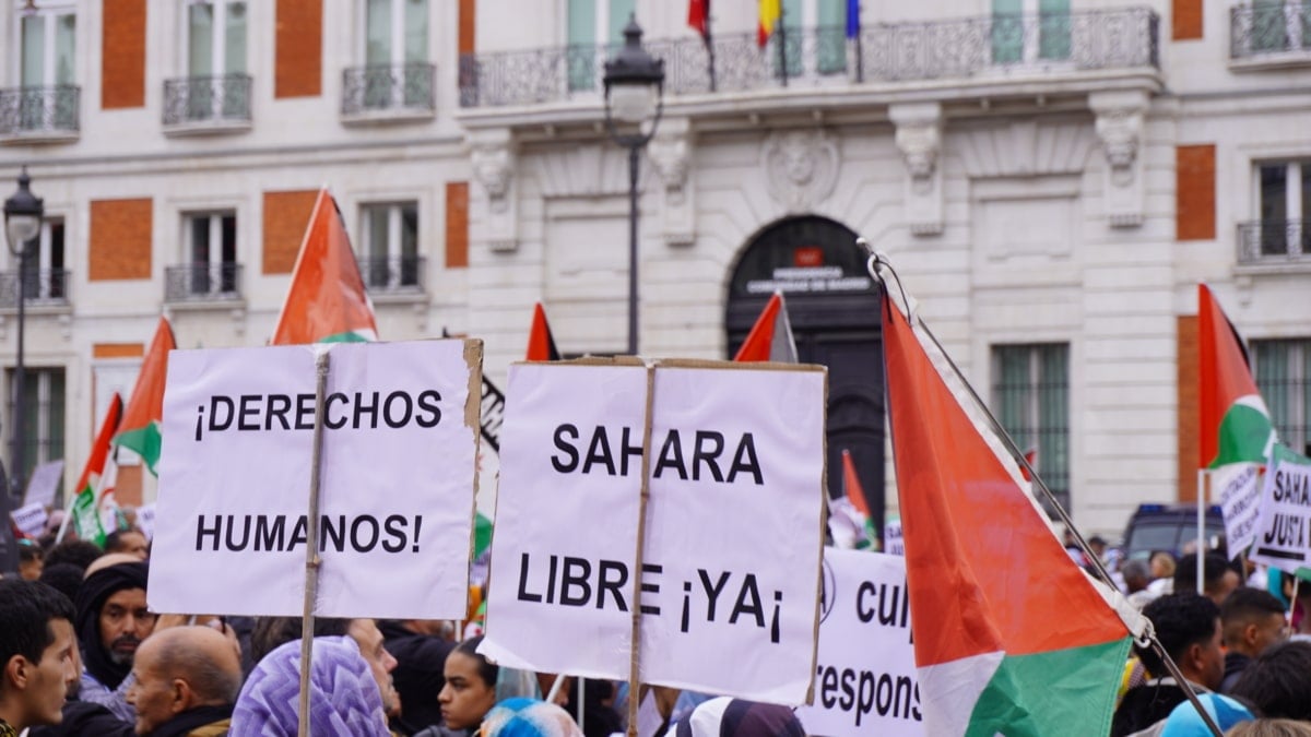 De feministas, socialistas, populares, terroristas y cínicos, con el Sáhara Occidental 'okupado' al fondo