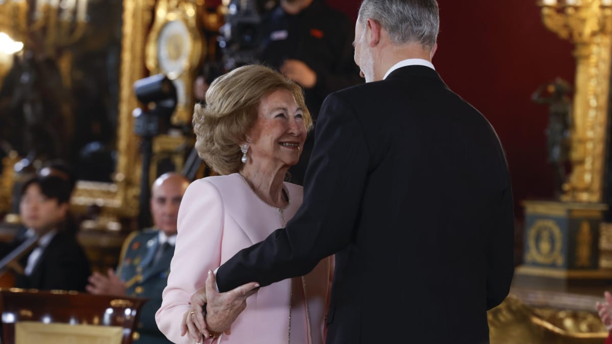 Doña Sofía, tras recibir el Toisón de Oro de manos de su hijo, el rey Felipe VI.
