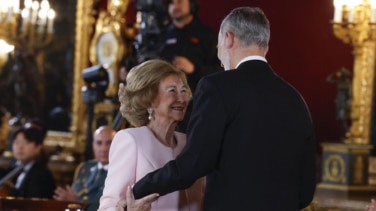 El Rey entrega a su madre, Doña Sofía, el Toisón de Oro "por una vida entera de servicio y lealtad a España"