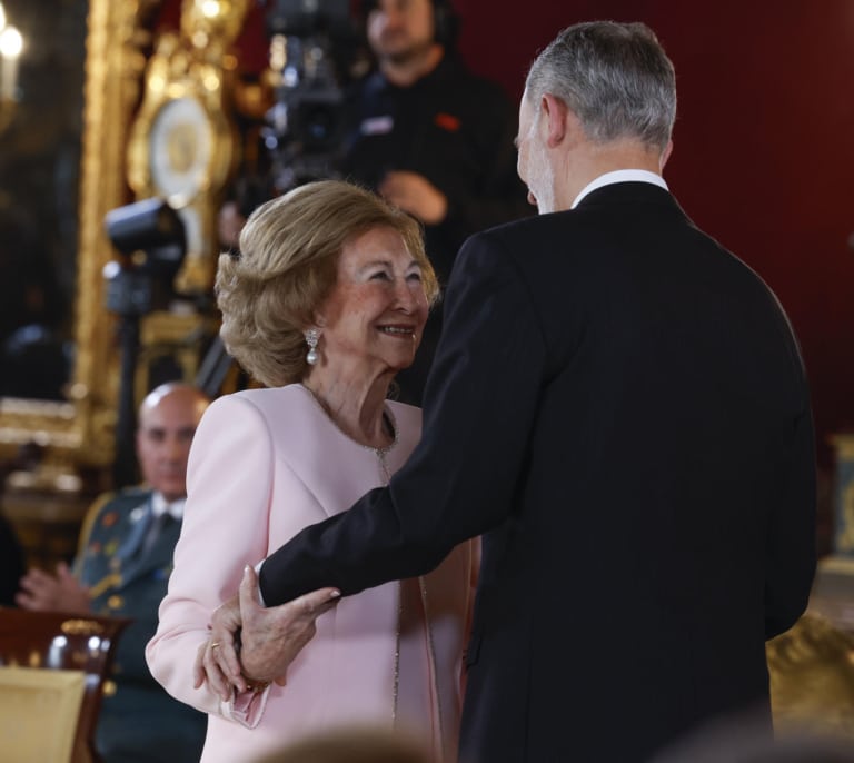 El Rey entrega a su madre, Doña Sofía, el Toisón de Oro "por una vida entera de servicio y lealtad a España"