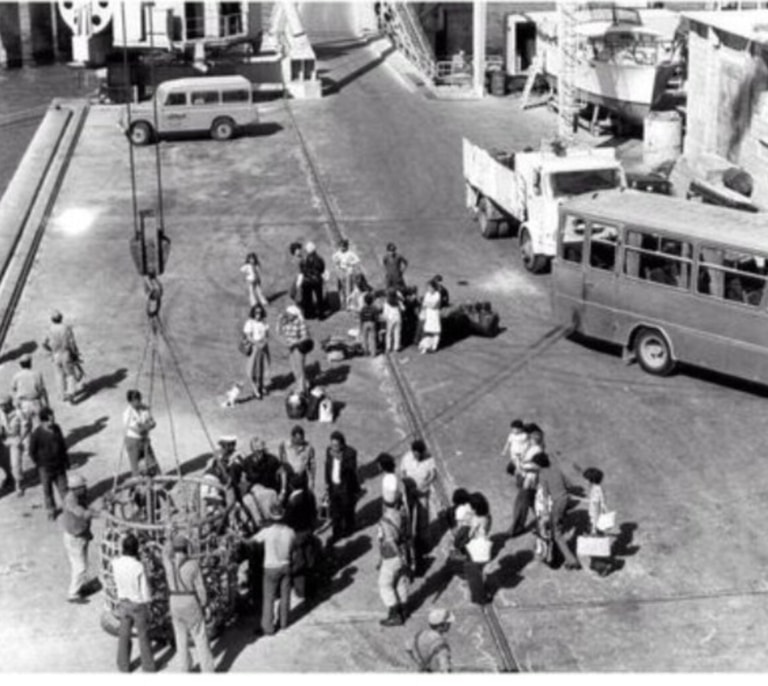 Las heridas de la Operación Golondrina: el éxodo "deprisa y corriendo" de miles de canarios del Sáhara Español