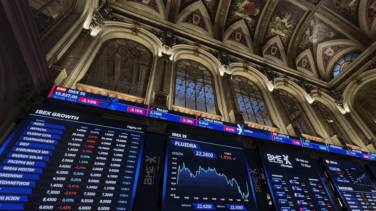 El IBEX 35 encadena cuatro caídas y firma su peor sesión desde abril al desplomarse un 2,14 %