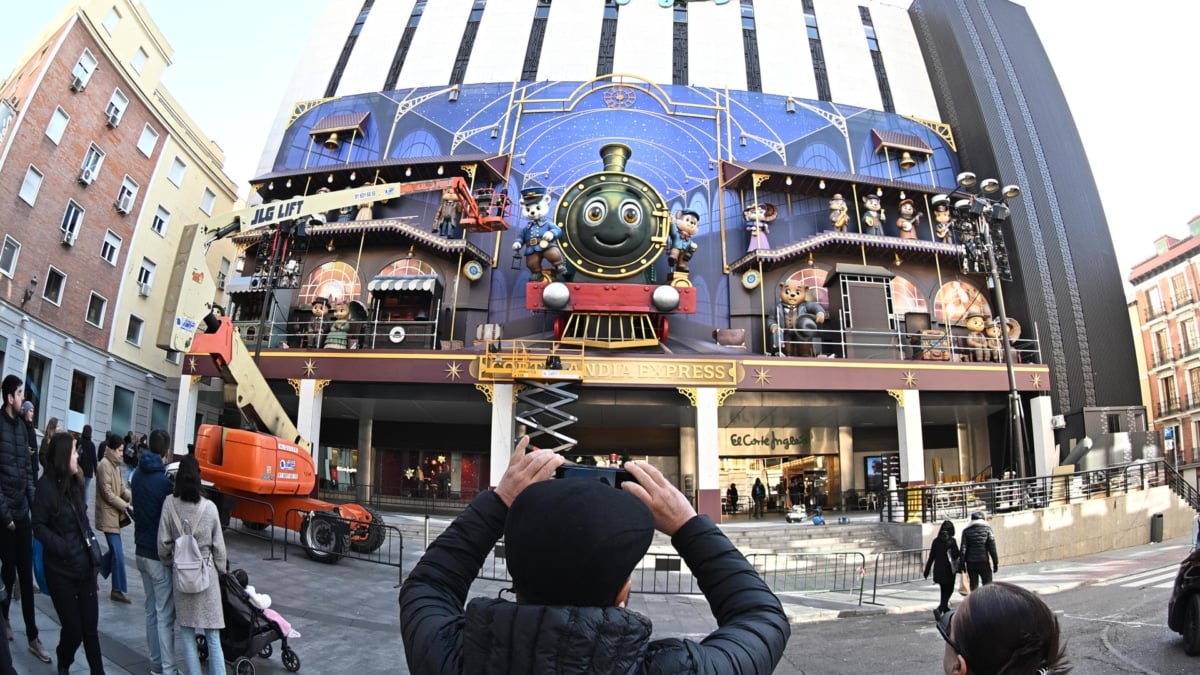 Fachada del Corte Inglés de Callao-Preciados con el decorado de Cortylandia 2025