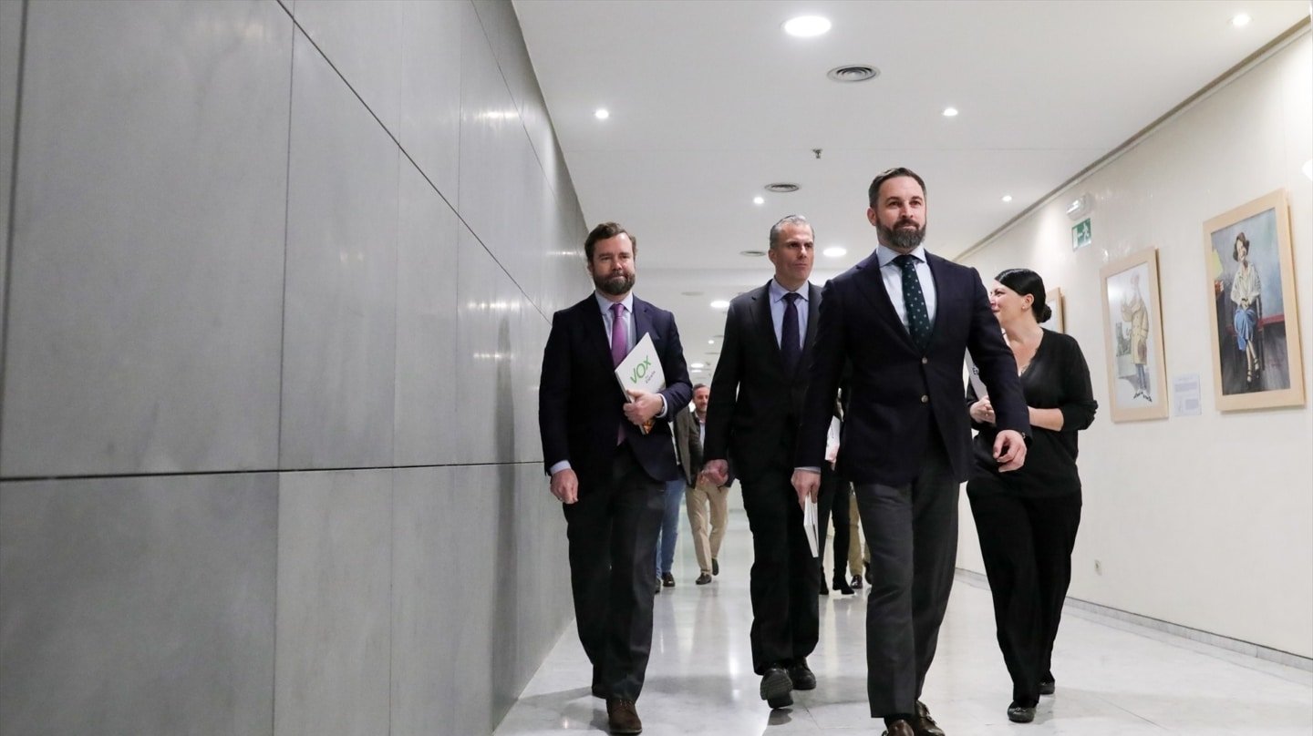 El presidente de Vox, Santiago Abascal, enfila a la sala de prensa del Congreso junto a sus diputados Iván Espinosa de los Monteros (i), Javier Ortega Smith (c) y Macarena Olona (d), en enero de 2020